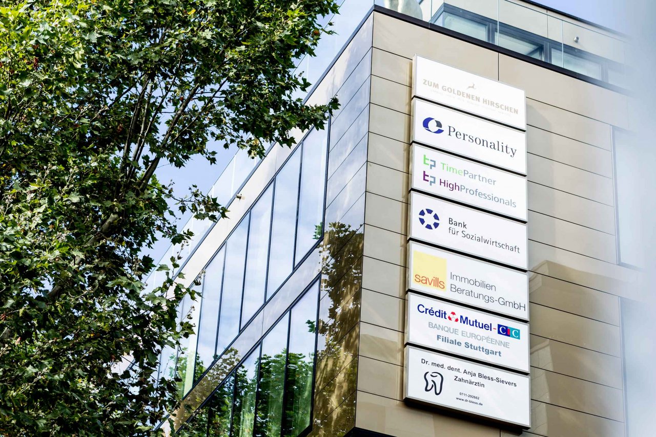 Außengestaltung und Beschilderungen.